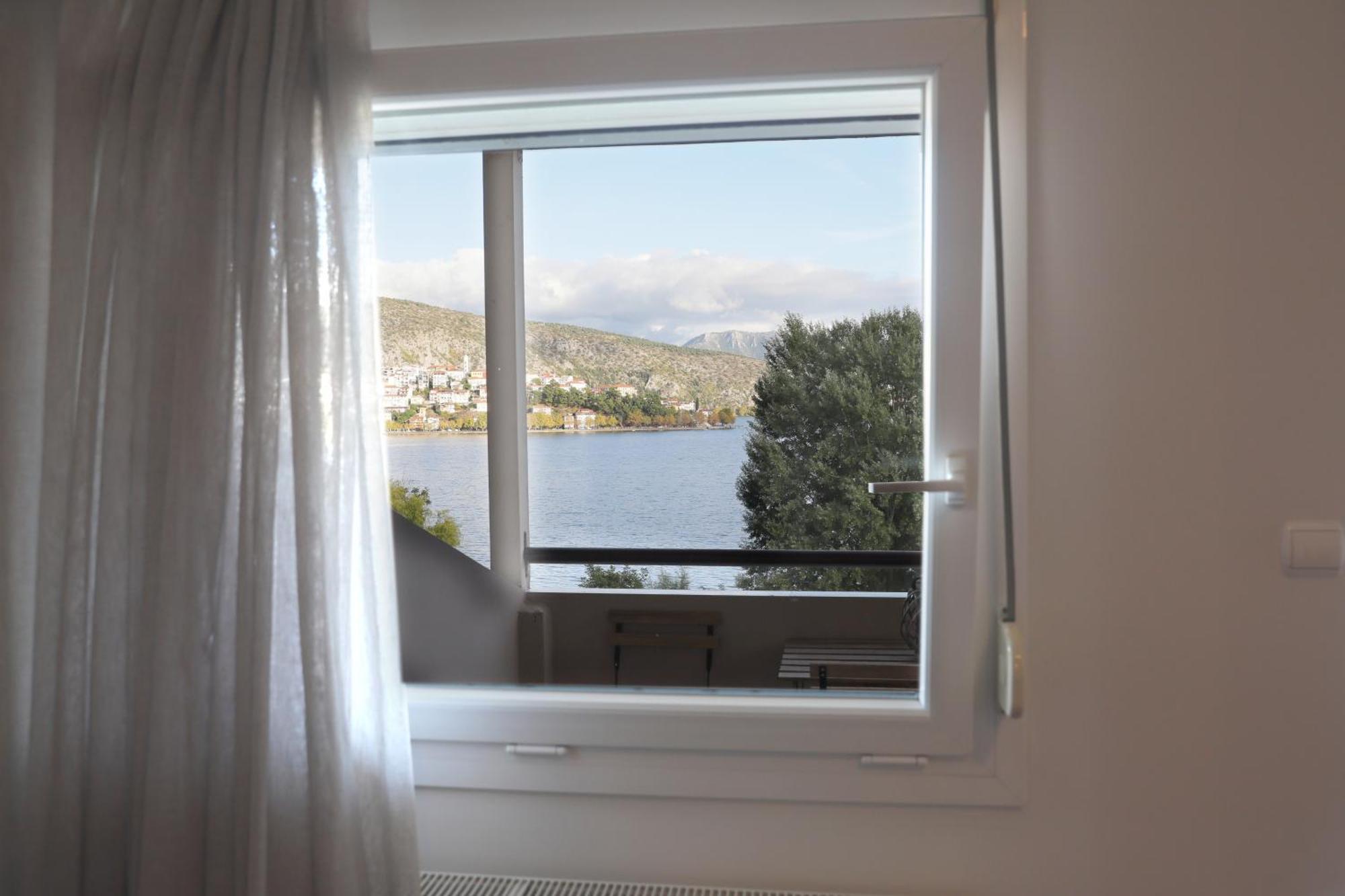 Swan Lake Front Apartment Kastoria Exterior foto